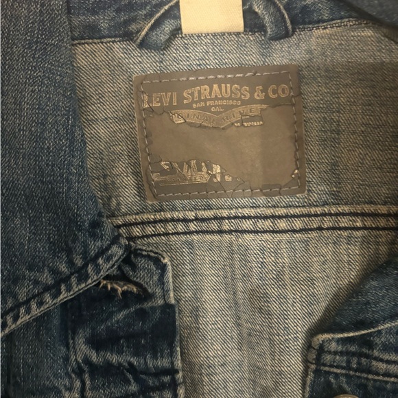 Levi’s Cropped Jean Jacket - Picture 2 of 3